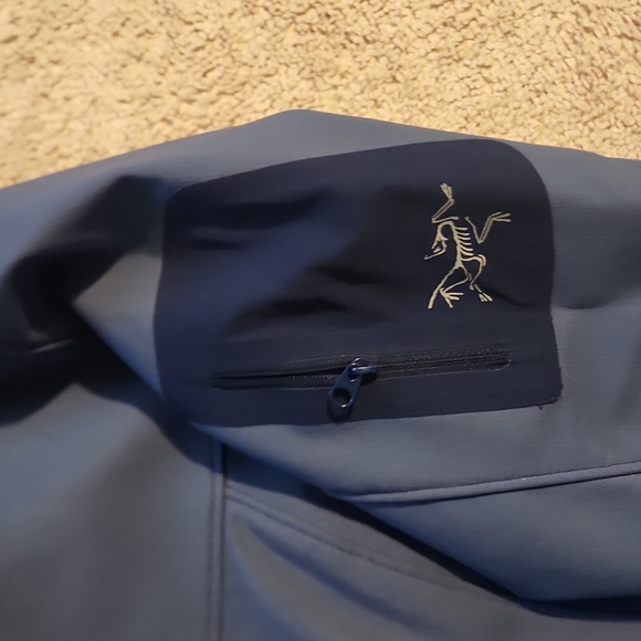 Arc'teryx womens large wind/ fleece coat.   CA #34438 - Picture 4 of 4